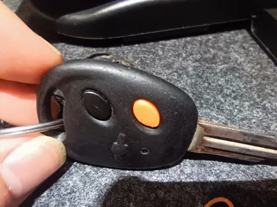Chevrolet Sail remote key button