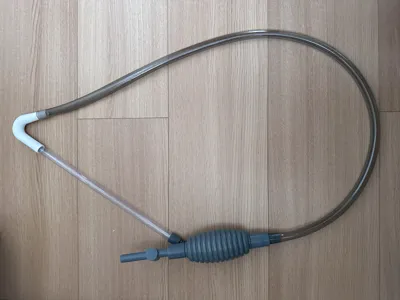 Self-priming pipe elbow