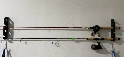 Wall-mounted fishing rod holder