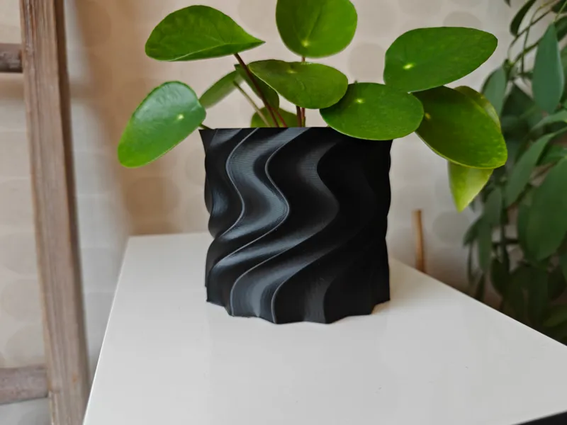 Swirly Plant pot