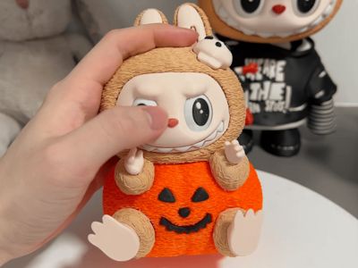 置物 labububaby Labubu Sitting on Pumpkin 2.0 - Spooky Carnival Series (Multipart