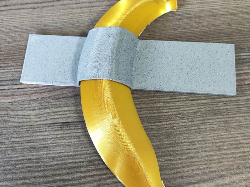 banana sujetada por una cinta gris