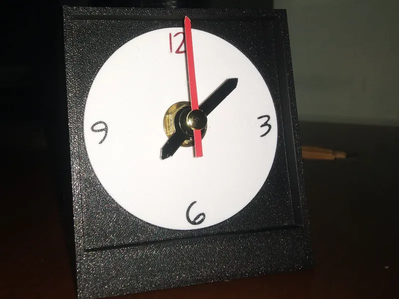 Semplice orologio da tavolo