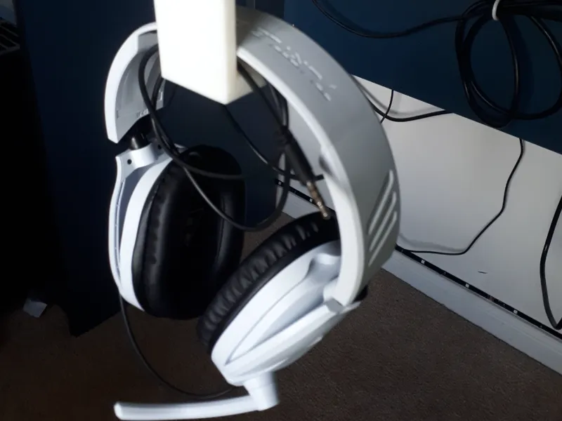 Headset hanger for a Desk