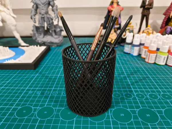 Pot à crayons ajouré