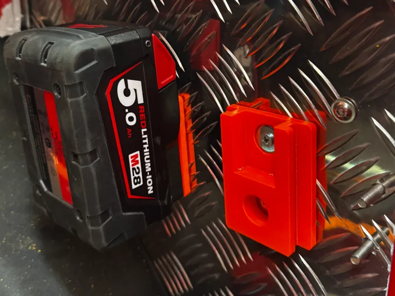 Milwaukee M28 battery holder / Držák baterie
