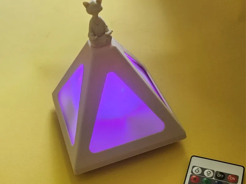 Kleine Pyramidenlampe mit RGB Batterieleuchte