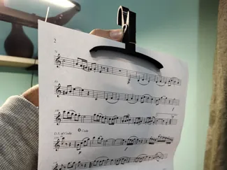 Gancho de costas para partitura