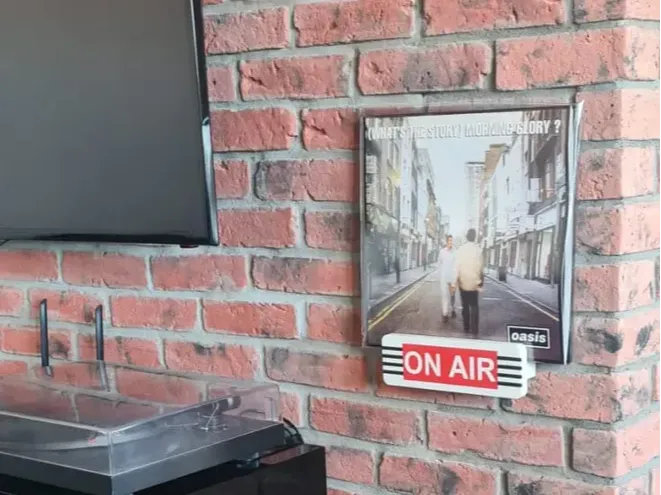 Vinyl disc cover wall holder