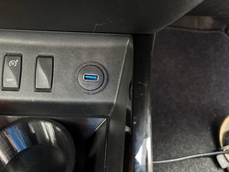 Dacia Spring 1 USB Anschluss
