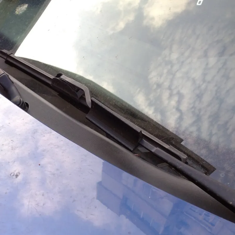 Car windscreen wiper pusher