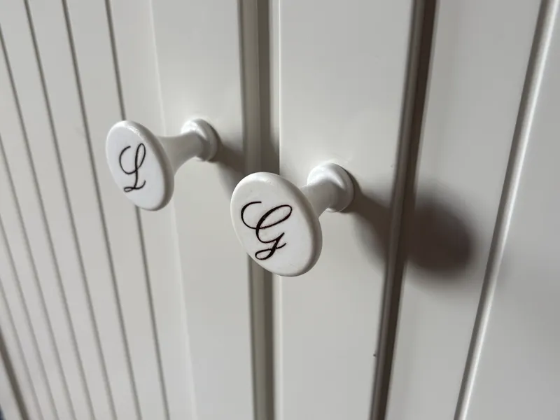 Cabinet handle with letters