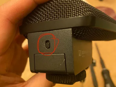 Sennheiser MKE 440 Battery cover buckle