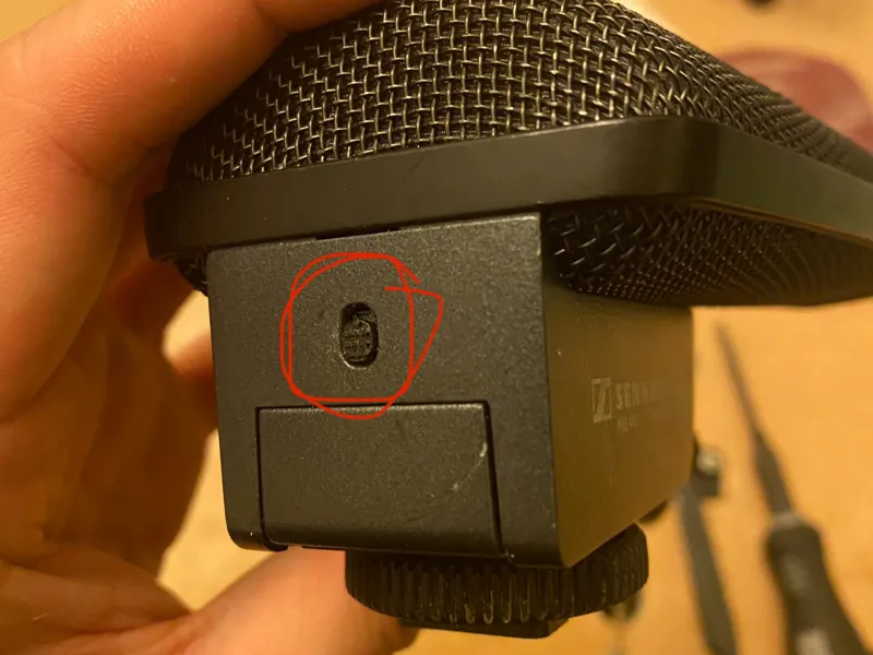 Sennheiser MKE 440 Battery cover buckle