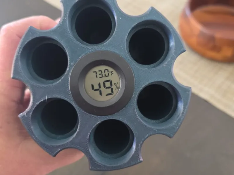 Portable cigar humidor 
