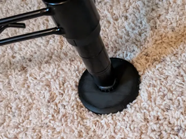 Patin de pied pour étagère métallique
