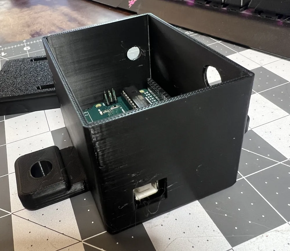 WindSim Arduino Uno和电机驱动器盒 来自 Wicked Racing Esports MakerWorld：免费下载 3D 模型