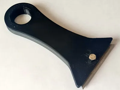Print bed scraper with replaceable trapezoidal blade