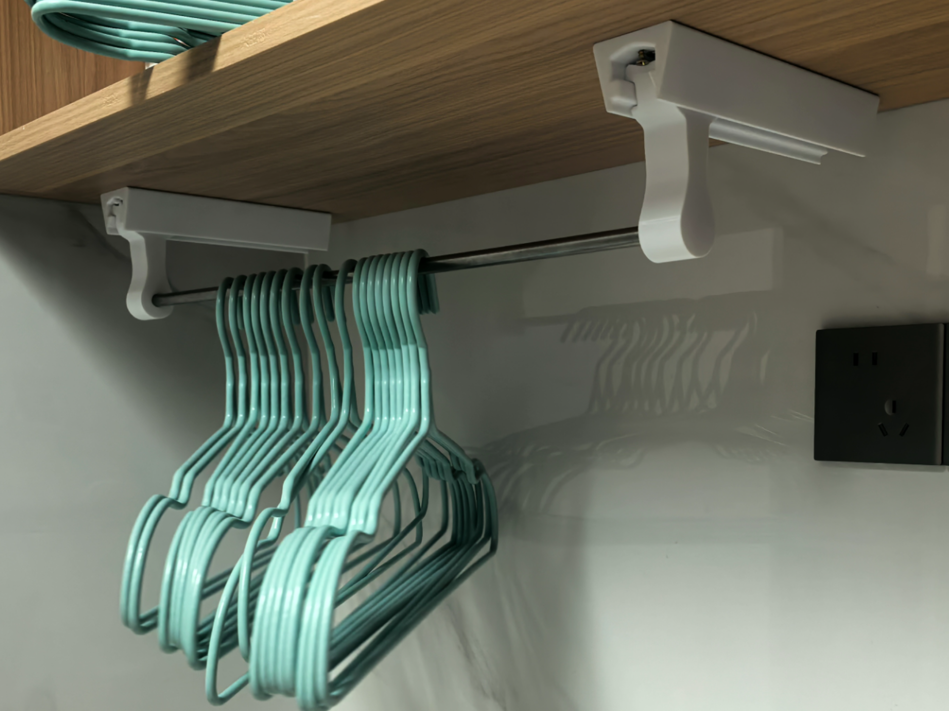 A clothes rack storage method based on a horizontal rod slide rail by ...