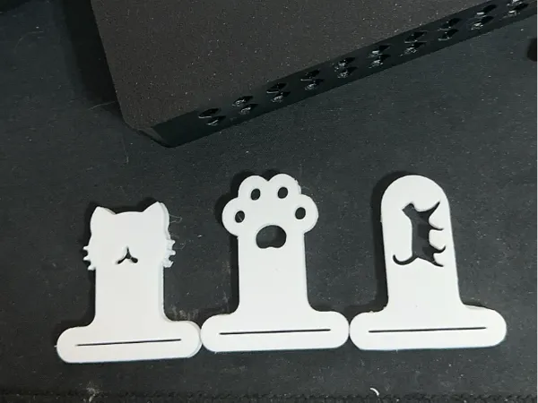 Presse-friandises pour chat en forme de chat