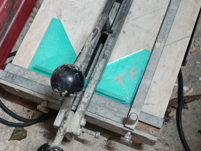 Diagonal Tile cutting aid
