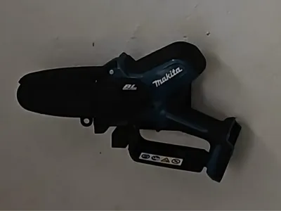 Makita Wall Mount Small Chainsaw DUC101 18V