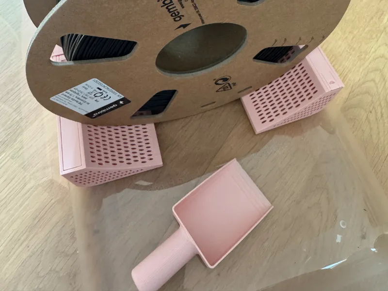 Universal silica gel container with shovel