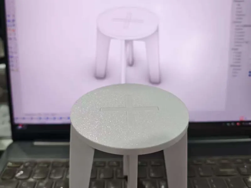 一把小凳子
