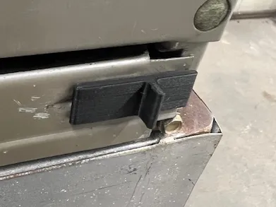 Carrier filter cover sliding latch