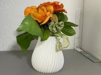 Dekorative Vase mit Spiralstruktur