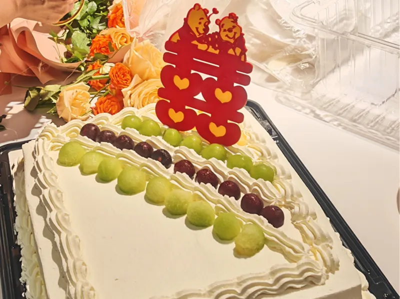 情侣结婚礼物小熊红双喜字冰箱贴新婚礼物婚庆礼品结婚蛋糕插画装饰小熊维尼红喜字节日礼品