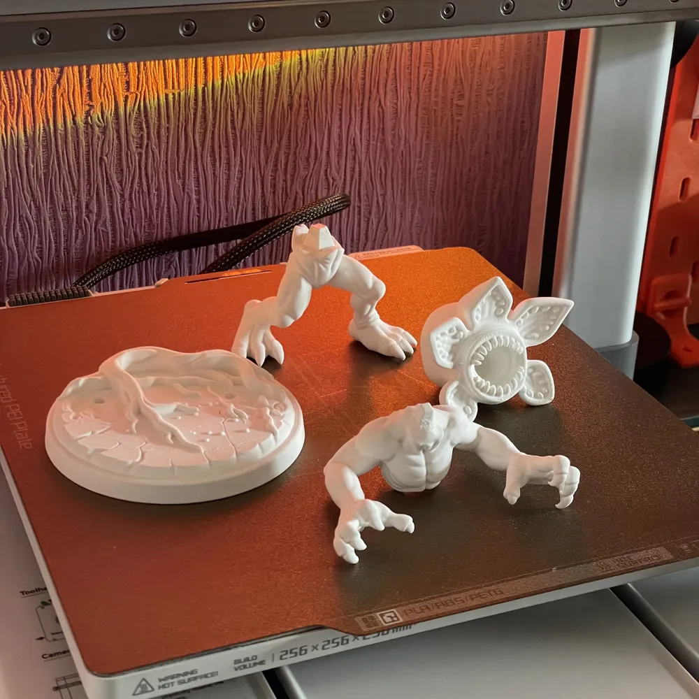 زينة ديموجورجون المزخرفة - تمثال سترينجر ثينجس القابل للتجميع، هدية مصممة خصيصًا