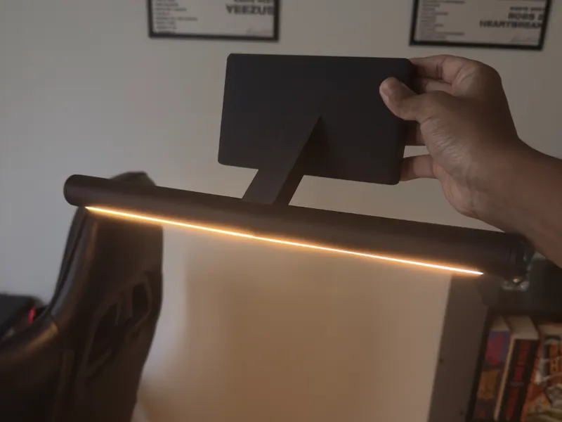 Remote controlled poster light bar