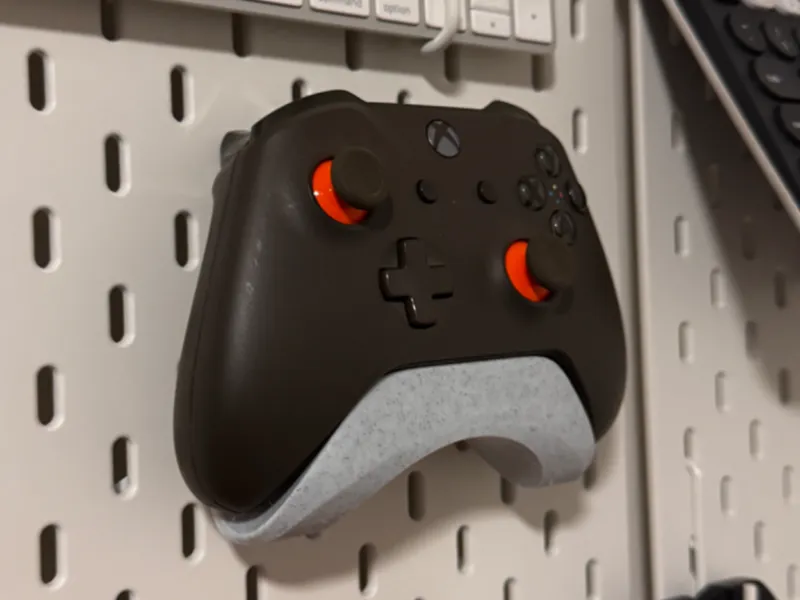 Xbox controller stand for Skadis pegboard