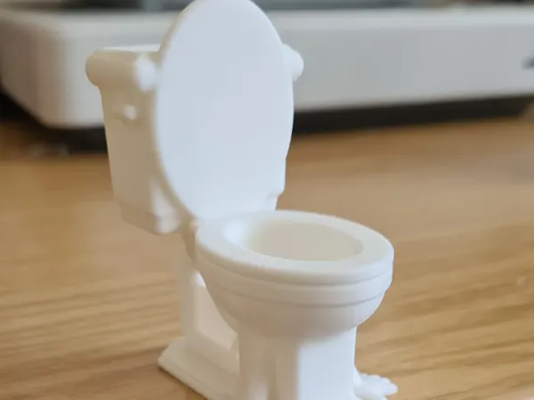 Figurine articulée d'ami de toilette