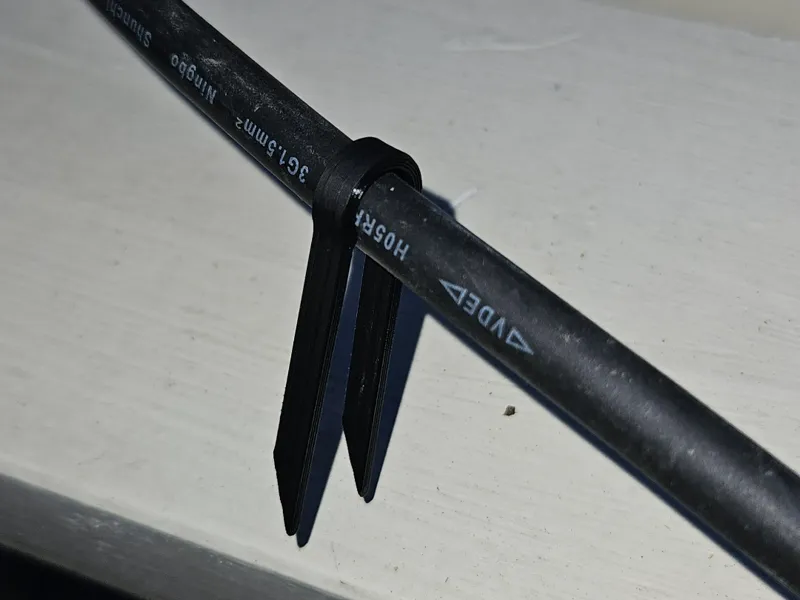 Cable clamp