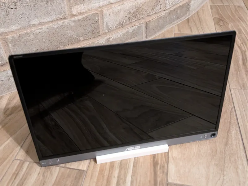 Portable M4 Mac Mini dock with screen holder