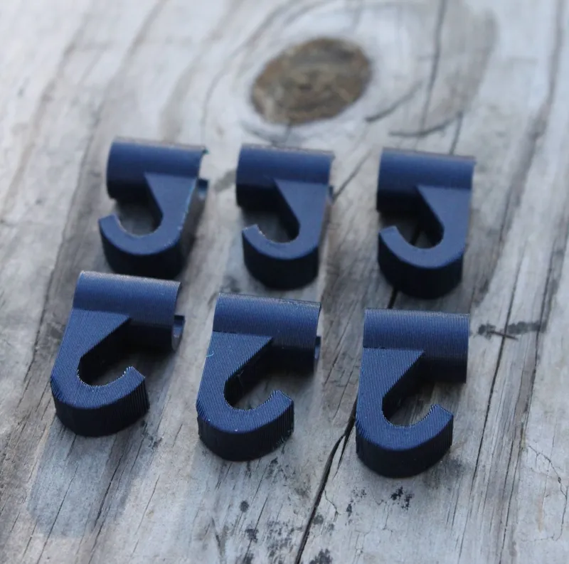 Clam tent pole hook