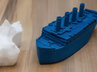 Pequeño Titanic comprimido y ejemplo del iceberg