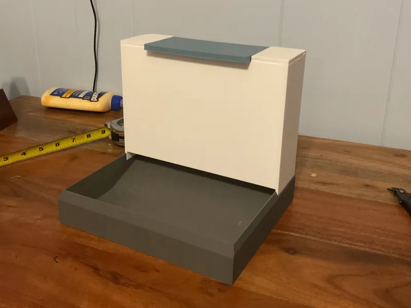 Gravity cat feeder 