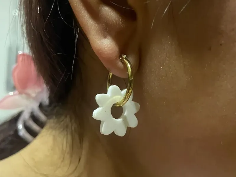 arete en forma de flor