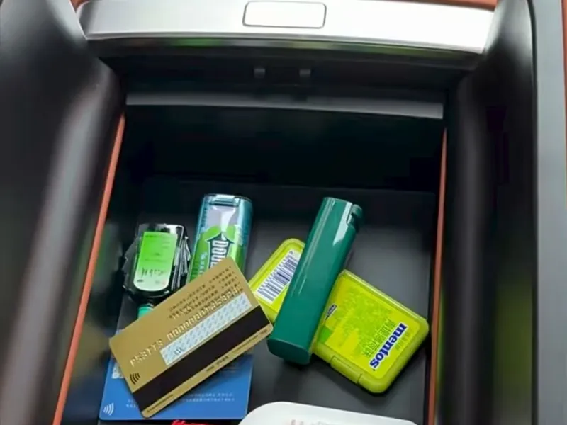 理想l6max中控扶手箱储物垫