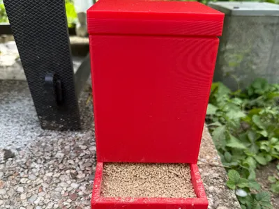 Chick / bird feeder reservoir dispenser