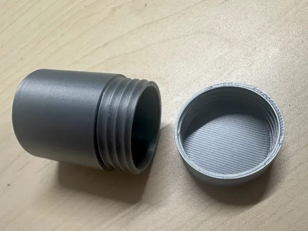 Petit pot à couvercle vissé