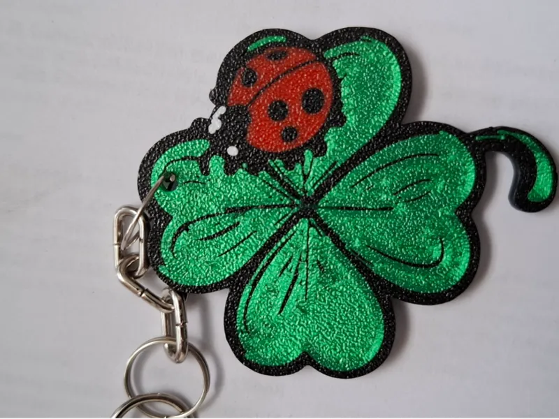 Schlüsselanhänger Kleeblatt mit Marienkäfer