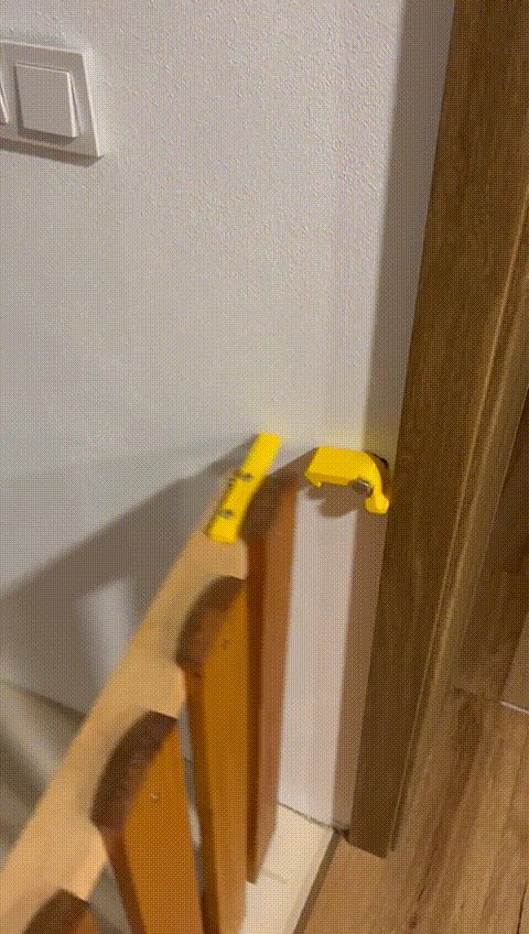 Gate lock with magnets