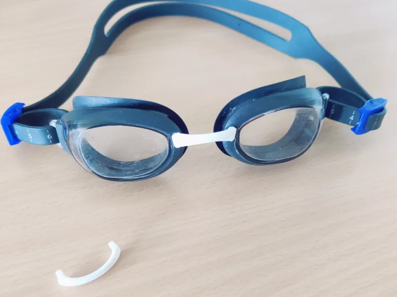 Bridge for swimming goggles