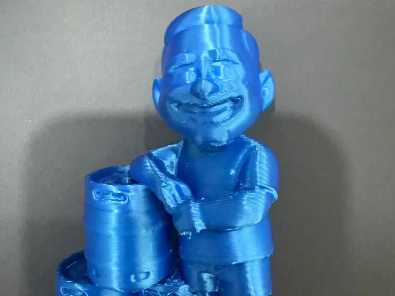 Miniatura Estilizada – Homem com Barris de Chopp