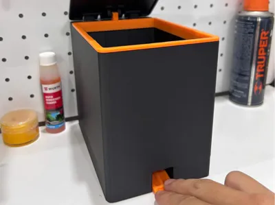 Small trash can with lid and pedal