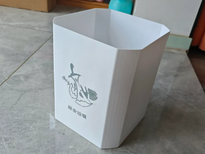 使用超市蔬菜打包袋子的厨房台面厨余垃圾桶